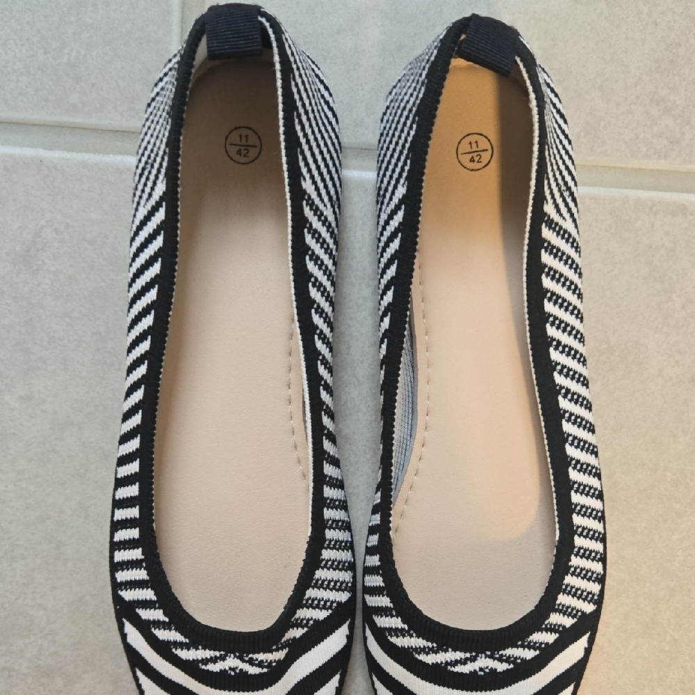 🖤🤍EUC--Black and White Striped Ballet Flats Pointed Toe - Picture 3 of 5